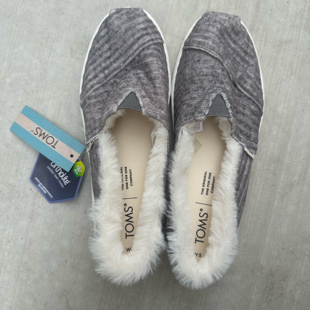 NEW W/TAGS! TOMS Women's Textured Gray Slippers
